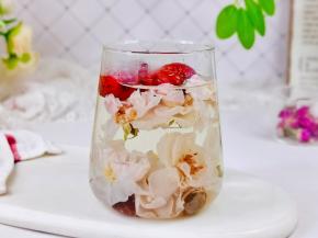 女生一定要经常喝一些红枣桂圆枸杞茶，可以美白肌肤。