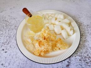 雪梨皂角米银耳羹。