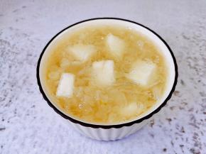 皂角米泡一夜，银耳泡发+皂角米煮出胶＋冰糖+雪梨煮5分钟。