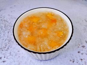 银耳泡发煮出胶，冰糖煮化，盛出加入切好的芒果。