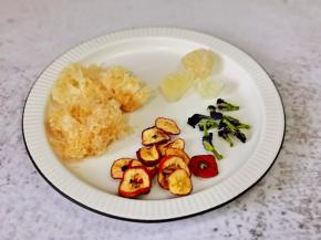 蝶豆花山楂银耳羹。