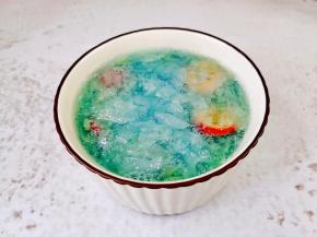 银耳泡发煮出胶，加入山楂干，冰糖，蝶豆花煮5分钟。