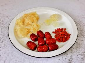 红枣枸杞银耳羹。