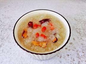 银耳泡发+红枣煮出胶+冰糖煮化+泡软的枸杞焖2分钟。