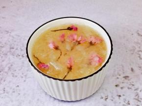 银耳泡发煮出胶，加入冰糖煮化，再加泡开的樱花。