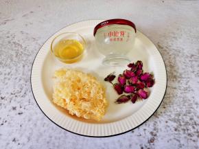 玫瑰燕窝银耳羹。