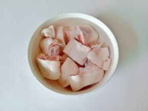 猪脚用清水浸泡出血水 ，中途可以反复多换两次水。
