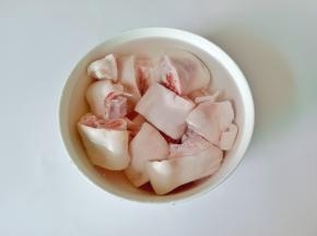 猪脚用清水浸泡出血水 ，中途可以反复多换两次水。