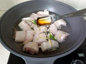 加上料酒两勺。