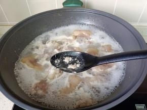 焯水期间撇去浮沫。