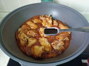 加入生抽与蚝油翻炒均匀。