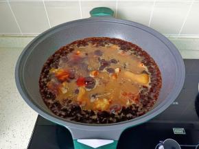 加入适量的开水没过猪脚，开大火煮开。