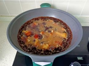 加入适量的开水没过猪脚，开大火煮开。