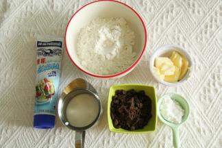 准备材料。黄油提前切成小块室温软化。