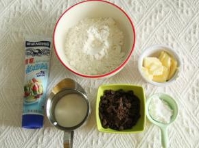 准备材料。黄油提前切成小块室温软化。