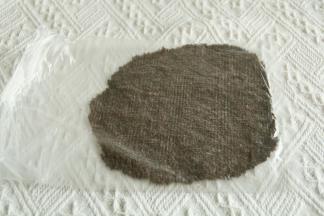 奥利奥碎可以装入保鲜袋用擀面杖擀细一些。