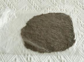 奥利奥碎可以装入保鲜袋用擀面杖擀细一些。