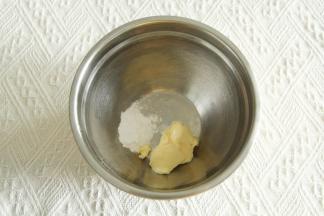 软化好的黄油，倒入糖粉。