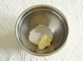 软化好的黄油，倒入糖粉。