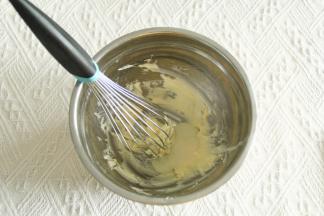 搅打混合至黄油糊顺滑，无糖粉颗粒。加入炼乳搅打混合。