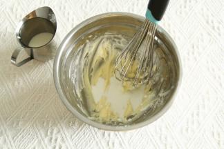 分3-4次加入常温牛奶，搅打至混合再加下一次，直到牛奶全部加完。