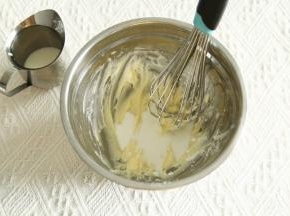 分3-4次加入常温牛奶，搅打至混合再加下一次，直到牛奶全部加完。