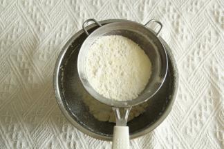 混匀后筛入低粉和奶粉。