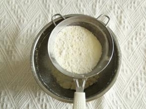 混匀后筛入低粉和奶粉。