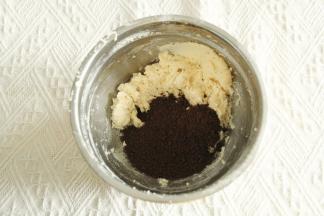 用刮刀切拌按压均匀，倒入奥利奥碎。继续压拌均匀。