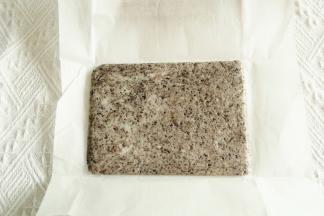 借助油纸，整形成1CM厚的长方形。密封冷藏30分钟或者冷冻10分钟定型。