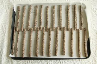 预热烤箱上下170度。定型好，切成均匀长条，排入垫了油纸的烤盘！