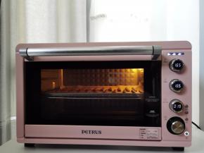 送入预热好的烤箱中层，165度烤20分钟，上色满意及时加盖锡纸。