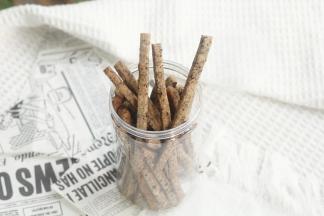 烤完出炉冷凉后装入盒子密封保存就可以啦！香脆的奥利奥牛奶棒，口感非常好！