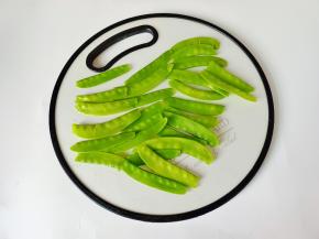 荷兰豆撕去劲膜。