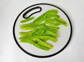 荷兰豆撕去劲膜。