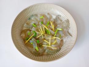 对虾剥壳放葱姜【冷冻一下比较好剥】