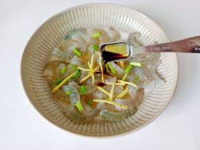 加入生抽一勺。