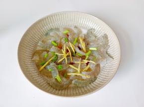 撒少许的黑胡椒粉腌制10分钟。