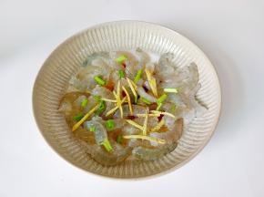 撒少许的黑胡椒粉腌制10分钟。