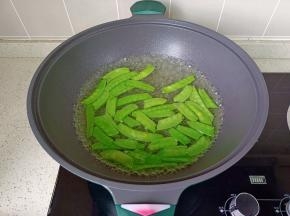 锅加水烧开，水开放荷兰豆焯水捞出备用。