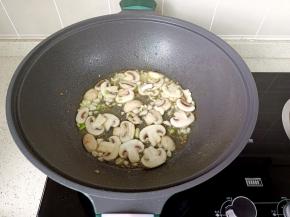 放蒜末蘑菇翻炒至软。