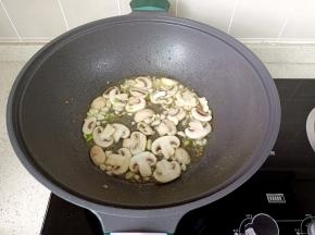 放蒜末蘑菇翻炒至软。