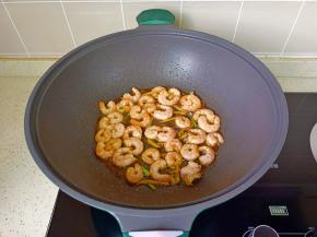 油热放虾仁翻炒变色先盛盘备用。