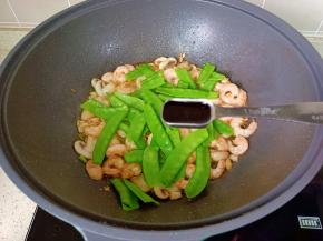 放荷兰豆，加生抽一勺。