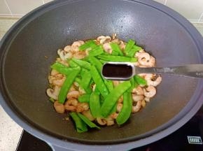 放荷兰豆，加生抽一勺。