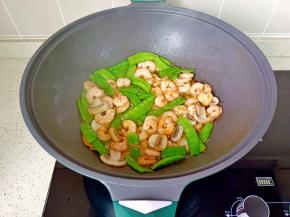 加蚝油一勺翻炒酱油即可出锅。