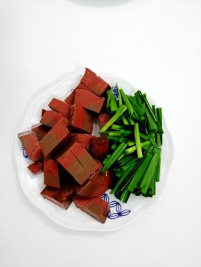 鸭血和韭菜洗干净，鸭血切成块，韭菜切成段