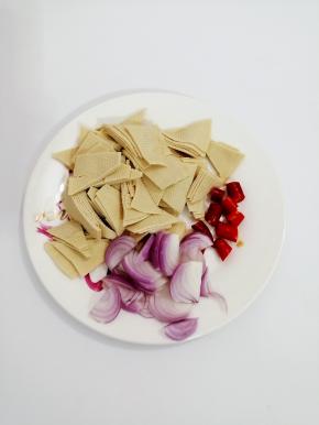 小米椒切成段，葱头切成丝，干豆腐切成块