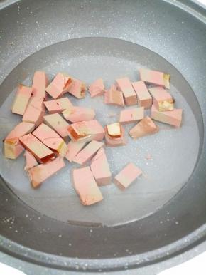 锅里加水和料酒烧开，然后把鸭血放入锅中焯水一分钟左右