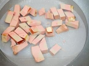 锅里加水和料酒烧开，然后把鸭血放入锅中焯水一分钟左右